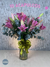 Arreglo Floral de Flores Acapulco en Cilindro de Vidrio Alto con Follaje Dólar