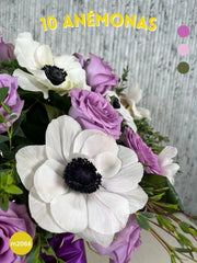 Arreglo Floral de Anémonas y Rosas Lila con Follaje Parvifolia en Florero de Vidrio Regis