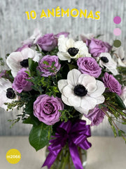 Arreglo Floral de Anémonas y Rosas Lila con Follaje Parvifolia en Florero de Vidrio Regis