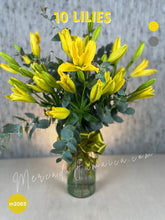 Arreglo Floral de Lilies Amarillos en Cilindro de Vidrio Alto con Follaje Dólar