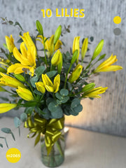 Arreglo Floral de Lilies Amarillos en Cilindro de Vidrio Alto con Follaje Dólar