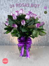 Elegancia Eterna: 24 Rosas Lila en Delicado Florero de Vidrio