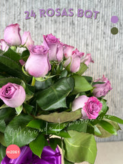 Elegancia Eterna: 24 Rosas Lila en Delicado Florero de Vidrio