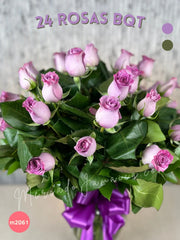 Elegancia Eterna: 24 Rosas Lila en Delicado Florero de Vidrio