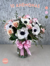 Arreglo Floral de Anémonas y Rosas Rosa Claro con Follaje Parvifolia en Florero de Vidrio