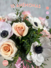 Arreglo Floral de Anémonas y Rosas Rosa Claro con Follaje Parvifolia en Florero de Vidrio