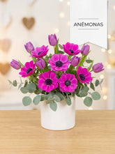 Arreglo con anémonas fucsia y tulipanes morados