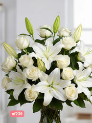 Arreglo de Lujo con Lirios Casablanca y 18 Rosas Blancas