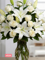 Arreglo de Lujo con Lirios Casablanca y 18 Rosas Blancas