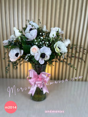 Anémonas y 12 rosas en florero de vidrio