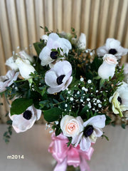 Anémonas y 12 rosas en florero de vidrio