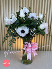 Anémonas y 12 rosas en florero de vidrio