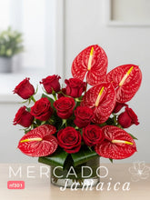24 Rosas rojas y 5 Anturios: pasión y exotismo en florero de vidrio