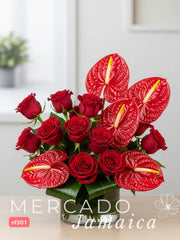 24 Rosas rojas y 5 Anturios: pasión y exotismo en florero de vidrio