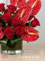 24 Rosas rojas y 5 Anturios: pasión y exotismo en florero de vidrio