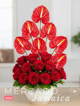 Fusión de Pasión y Exotismo: Arreglo de 24 Rosas Rojas y 7 Anturios