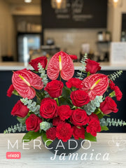 Amor y Pasión: Arreglo de Rosas y Claveles Rojos