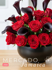 Elegancia morada: 10 Callas y 24 Rosas rojas con florero de cerámica