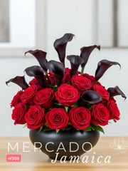 Elegancia morada: 10 Callas y 24 Rosas rojas con florero de cerámica