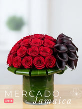 Elegancia Misteriosa: 24 Rosas Rojas y 10 Callas Negras