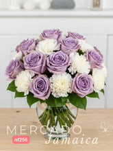 Arreglo de Rosas Lila y Claveles Blancos en Jarrón