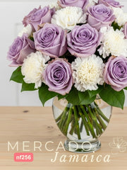 Arreglo de Rosas Lila y Claveles Blancos en Jarrón