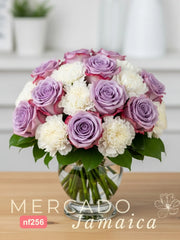 Arreglo de Rosas Lila y Claveles Blancos en Jarrón