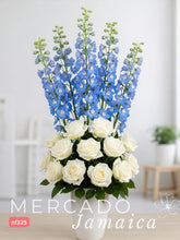 Armonía Celestial: Delphinium Azul y 18 Rosas Blancas