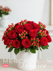 Pasión Clásica: 18 Rosas Rojas con Hipericos en Florero Bucket