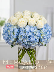 Arreglo Clásico de Rosas Blancas y Hortensias Azules