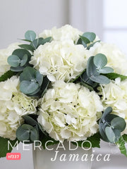 Arreglo de Hortensias Blancas: Pureza y Elegancia Clásica