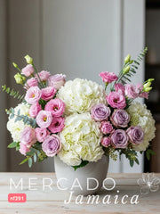 Arreglo de Rosas Lila y Hortensias: Sofisticación y Ternura