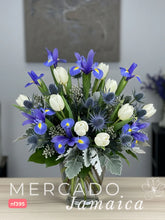 Elegancia en Azul y Blanco: Iris y Tulipanes