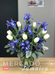 Elegancia en Azul y Blanco: Iris y Tulipanes