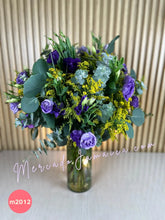 Arreglo con lisianthus morados grande con solidago