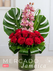 Rosas Rosa y Orquídea Cymbidium: Elegancia y Armonía Floral