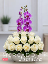 Pureza y Lujo: Arreglo de 24 Rosas Blancas y Orquídeas Phalaenopsis Rosa