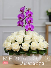 Pureza y Lujo: Arreglo de 24 Rosas Blancas y Orquídeas Phalaenopsis Rosa