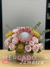 Pasión y Exotismo: Rosas Rojas y Protea King