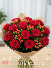 Dulzura y Alegría: 18 Rosas Rosa con Hipericos