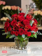 Amor sin límites: Arreglo de Rosas y Alstroemerias Rojas