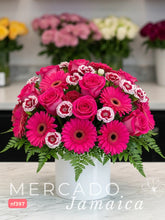 Pasión en Fuchsia: Rosas y Gerberas