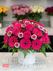 Pasión en Fuchsia: Rosas y Gerberas