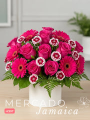 Pasión en Fuchsia: Rosas y Gerberas