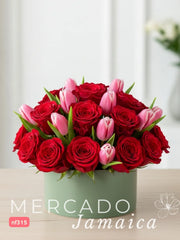 Rosas Rojas y Tulipanes Rosa: Pasión y Delicadeza en un Arreglo