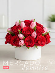 Pasión y Ternura: Arreglo de 24 Rosas Rojas y 10 Tulipanes Rosa