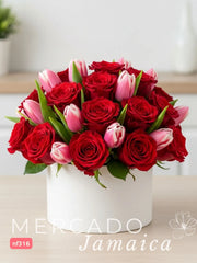 Pasión y Ternura: Arreglo de 24 Rosas Rojas y 10 Tulipanes Rosa