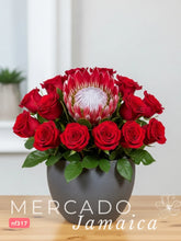 Fusión de Pasión y Exotismo: Arreglo de 24 Rosas Rojas y Protea King