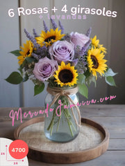 Centro de mesa de 6 rosas lila, acentos florales de flores lavanda y 4 girasoles en florero Mason Jar México