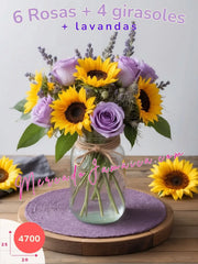 Centro de mesa de 6 rosas lila, acentos florales de flores lavanda y 4 girasoles en florero Mason Jar México